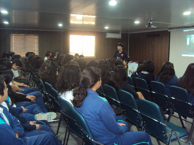 Consultorio Móvil de Arica y Parinacota realizó una charla informativa en el colegio Arica College
