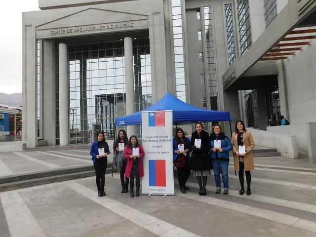 En la explanada de la Placa de Justicia de Iquique distribuyen dípticos informativos sobre los CAVIS